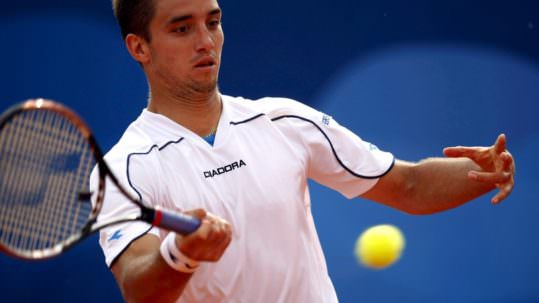 PLA01 BELGRADO (SERBIA), 06.05.09.- El tenista serbio Viktor Troicki golpea la bola durante el partido contra el español Marcel Granollers, en el torneo de Belgrado, Serbia, hoy miércoles 6 de mayo. EFE/Aleksandar Plavevski