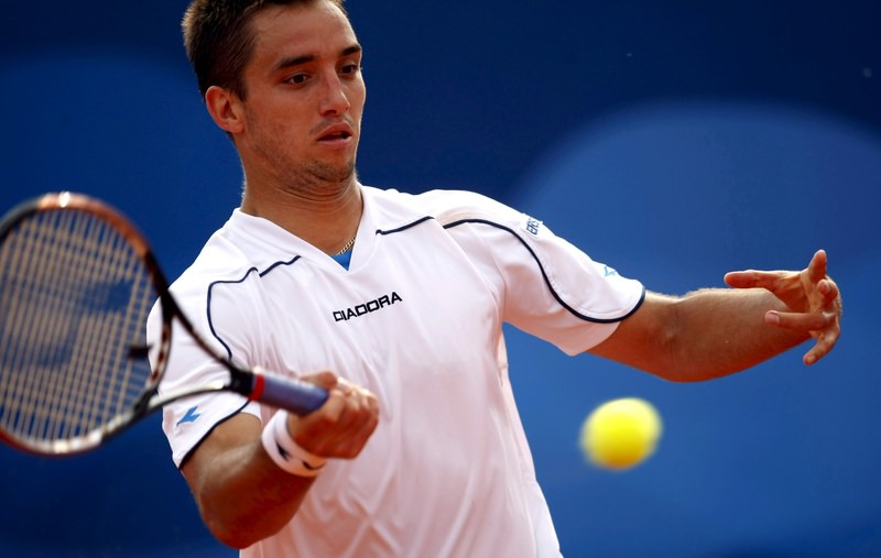 PLA01 BELGRADO (SERBIA), 06.05.09.- El tenista serbio Viktor Troicki golpea la bola durante el partido contra el español Marcel Granollers, en el torneo de Belgrado, Serbia, hoy miércoles 6 de mayo. EFE/Aleksandar Plavevski