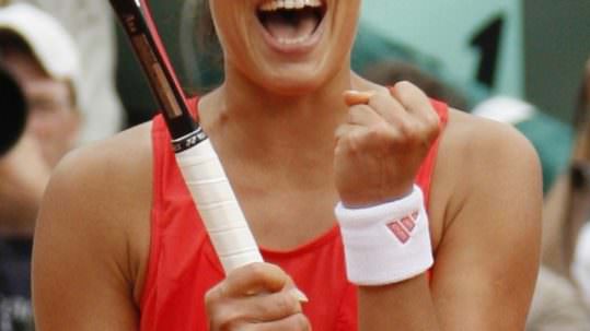 Serbia's Ana Ivanovic celebrates after defeating her compatriot Jelena Jankovic in their semi-final match at the French Open tennis tournament at Roland Garros in Paris June 5,2008.   REUTERS/Francois Lenoir (FRANCE)